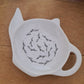 Repose sachet de thé en porcelaine - décor feuillage blanc points peint à la main