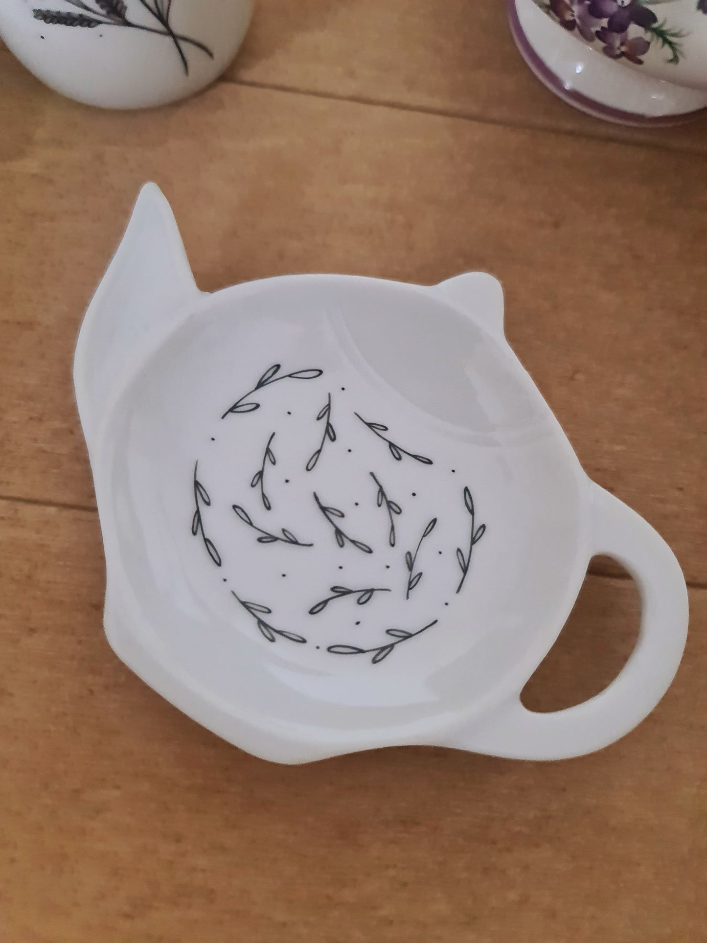 Repose sachet de thé en porcelaine - décor feuillage blanc points peint à la main