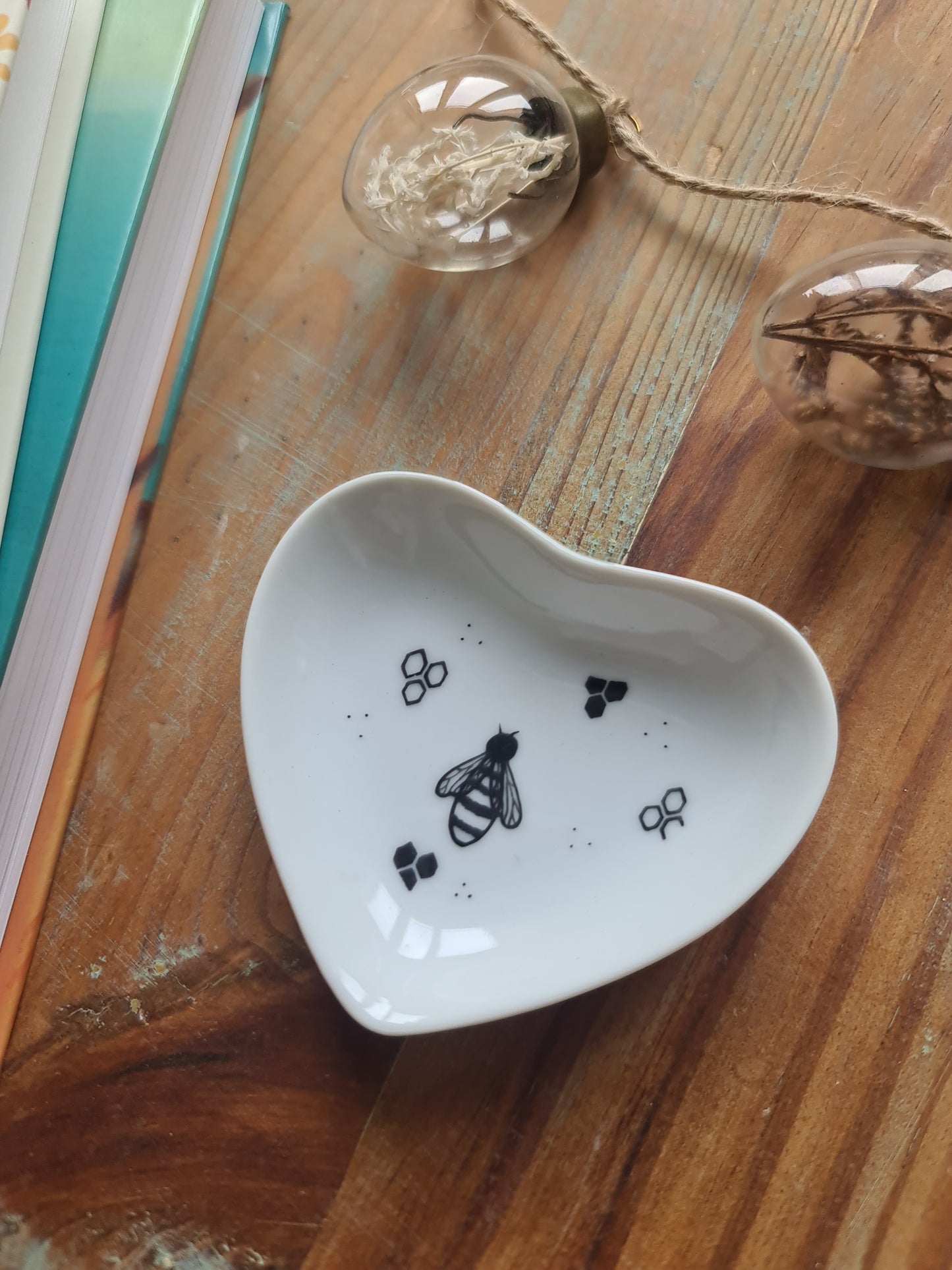 Coupelle cœur en porcelaine - décor Abeille peint à la main