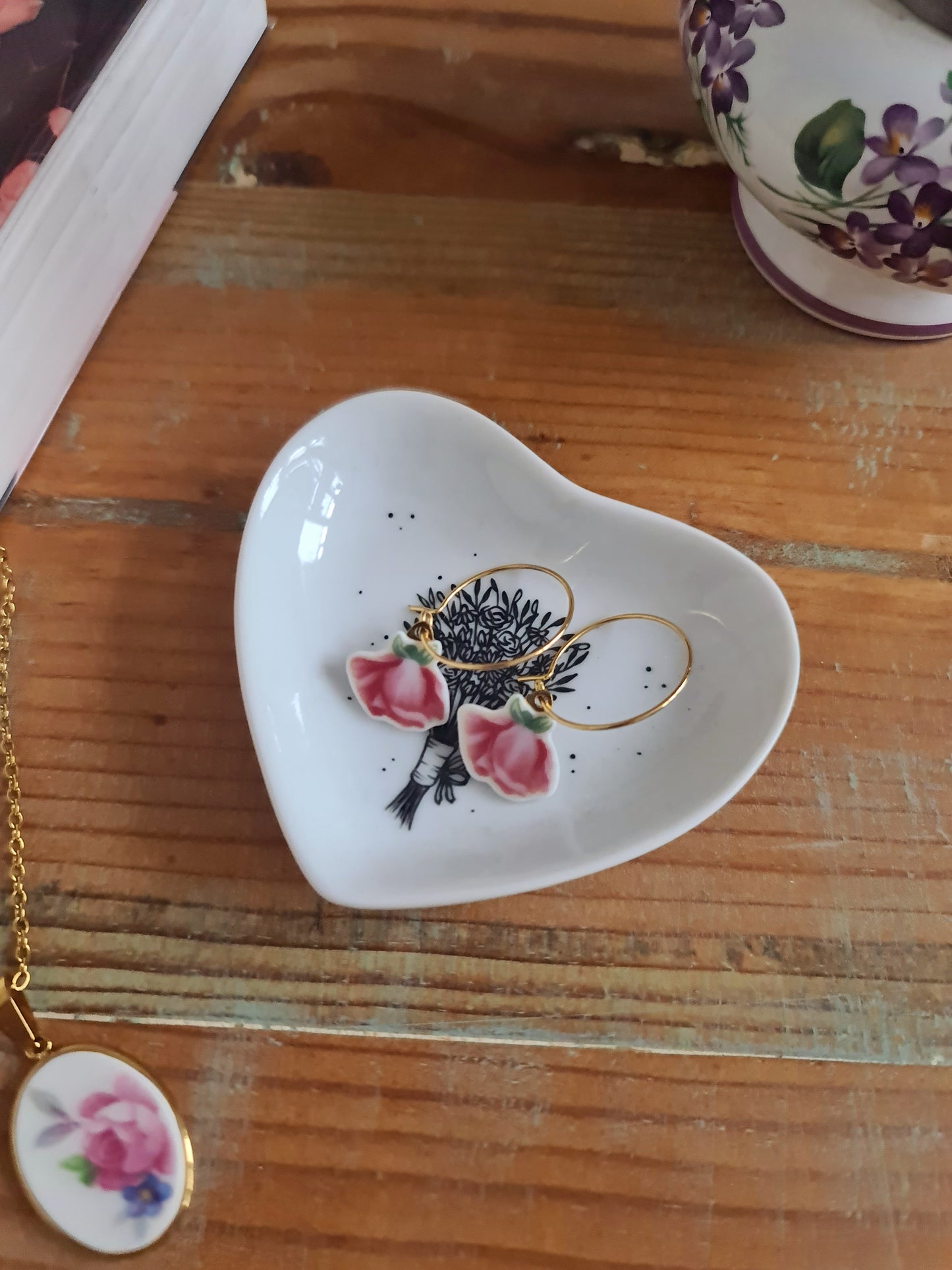 Boucles d'oreilles créoles en acier inoxydable doré - décorées avec un morceau de vaisselle surcyclé - Forme fleur - Moyennes roses