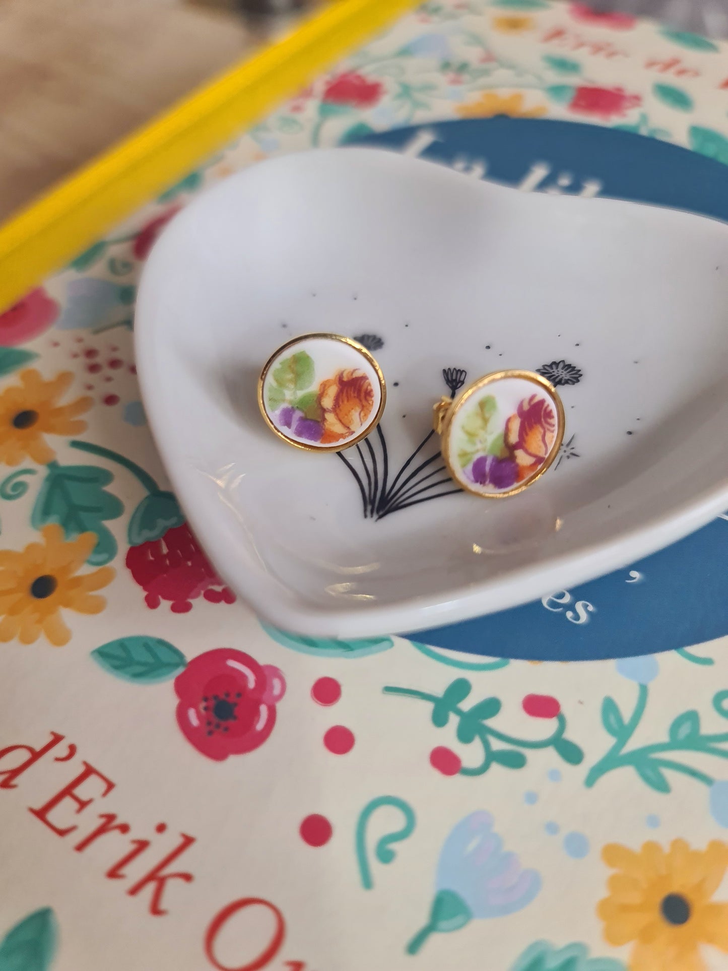 Boucles d'oreilles puce en laiton doré à l'or fin - décorées avec un morceau de vaisselle surcyclé - Bouquet de fleurs