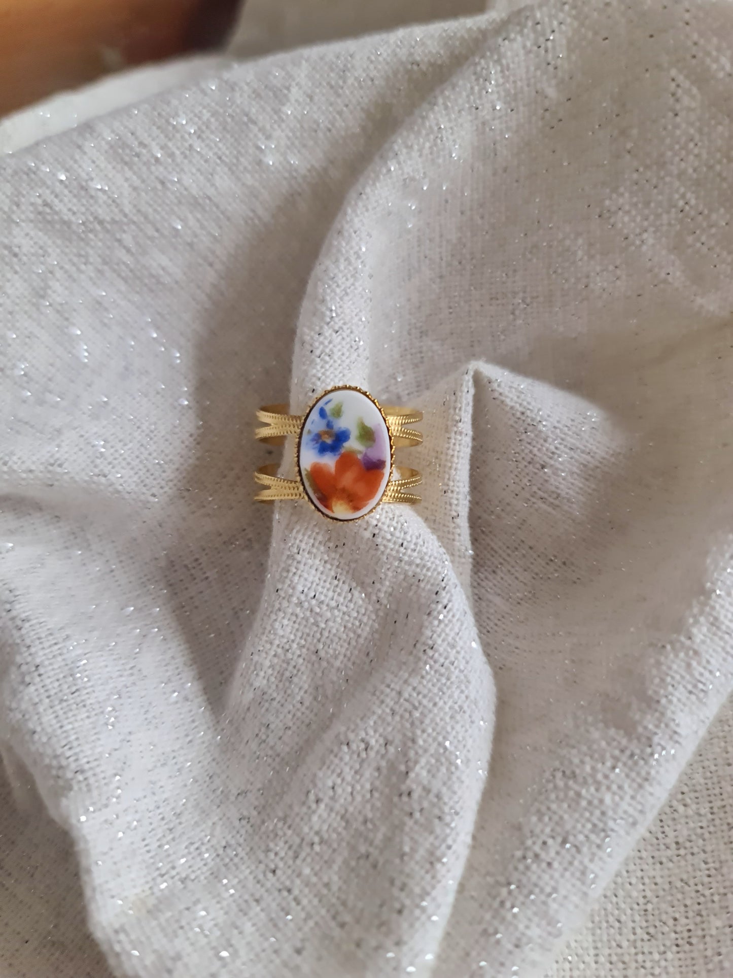 Bague large en Acier inoxydable doré - décorée à partir de vaisselle - Bouquet de fleurs