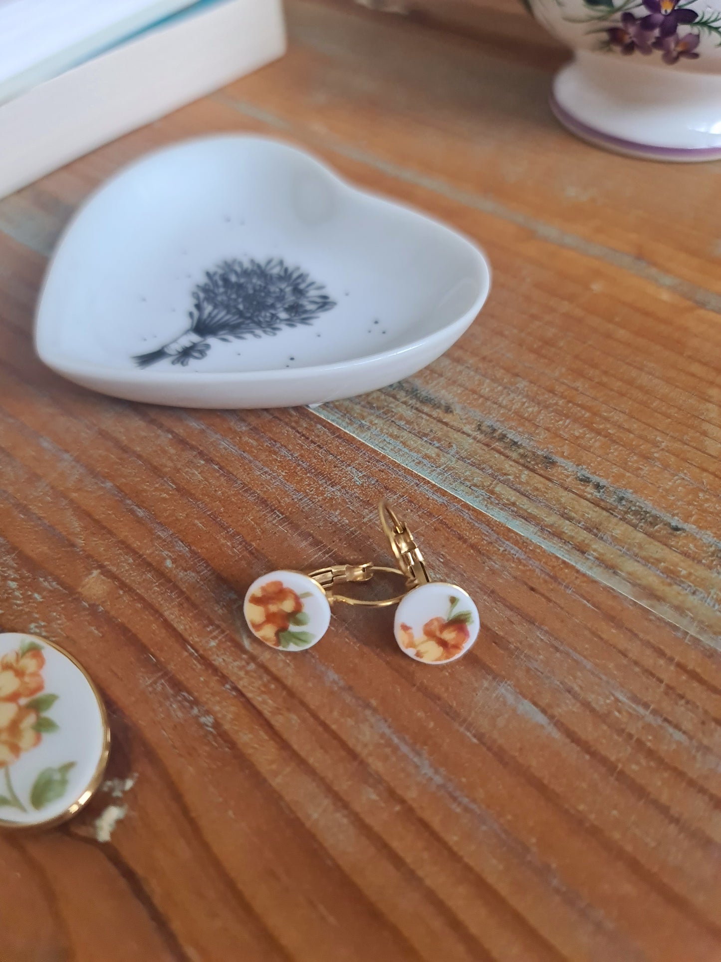 Boucles d'oreilles dormeuses en acier inoxydable doré - décorées avec un morceau de vaisselle surcyclé - Fleurs jaune orange 2