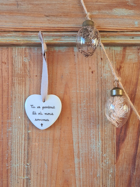 Médaillon cœur en porcelaine - décor Tu es partout là où nous sommes Croix peint à la main