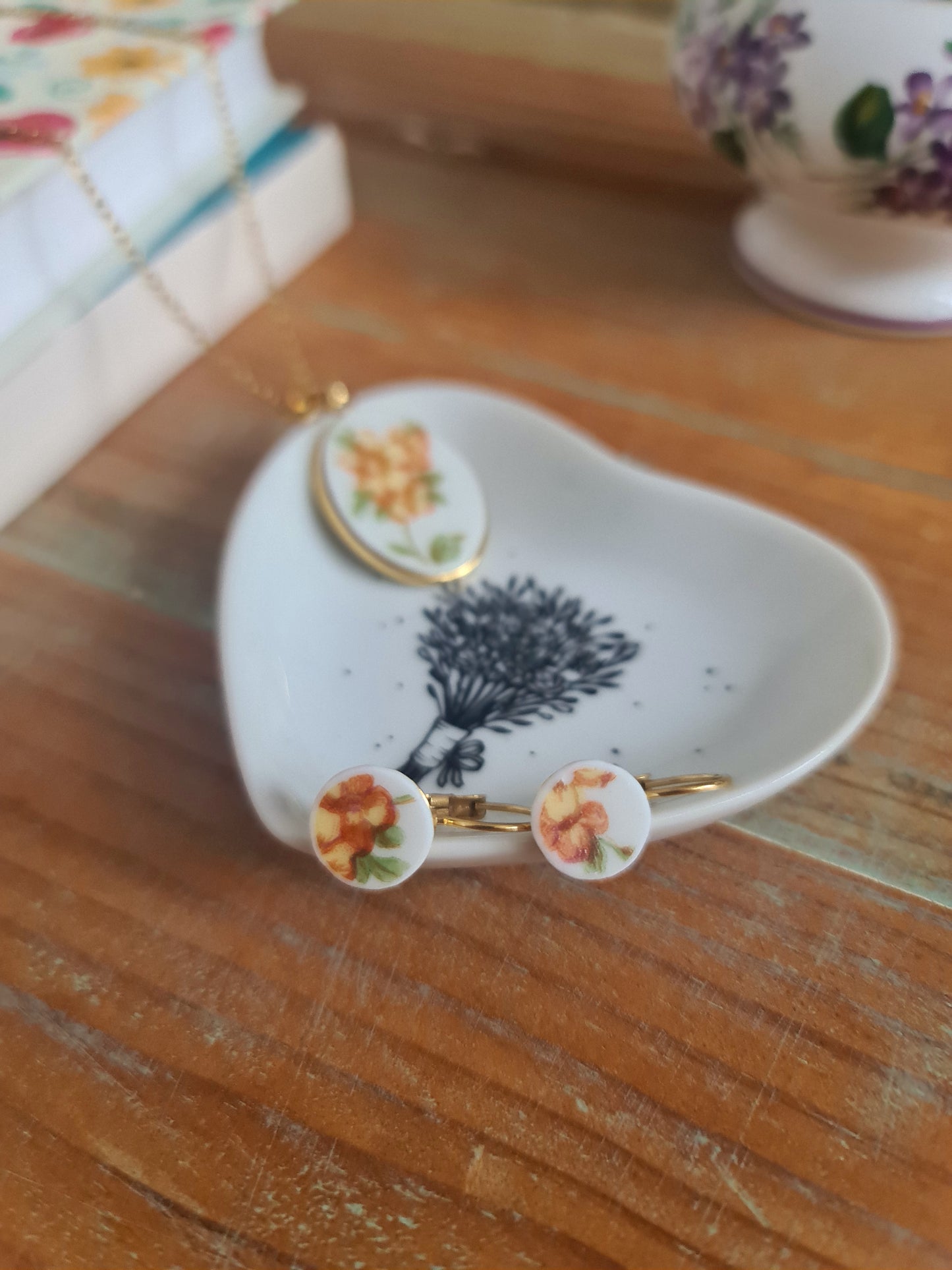 Boucles d'oreilles dormeuses en acier inoxydable doré - décorées avec un morceau de vaisselle surcyclé - Fleurs jaune orange 2