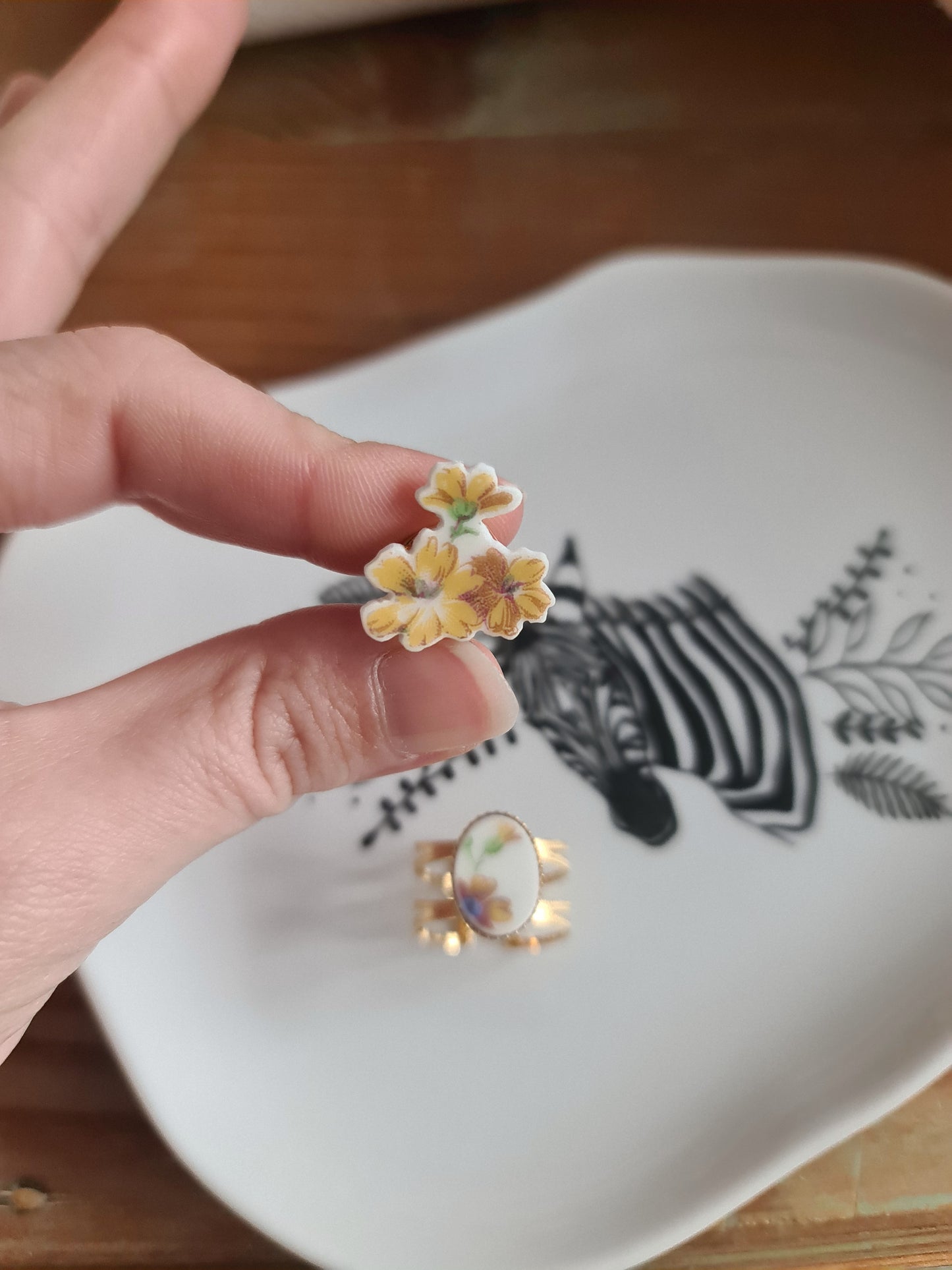 Pin's en Laiton Doré à l'Or Fin - décoré à partir de vaisselle - Forme fleur - Bouquet fleurs jaunes