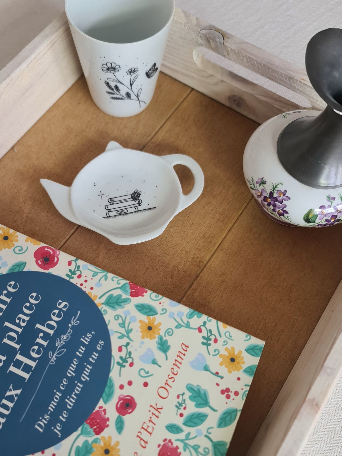 Repose sachet de thé en porcelaine - décor pile de livres peint à la main