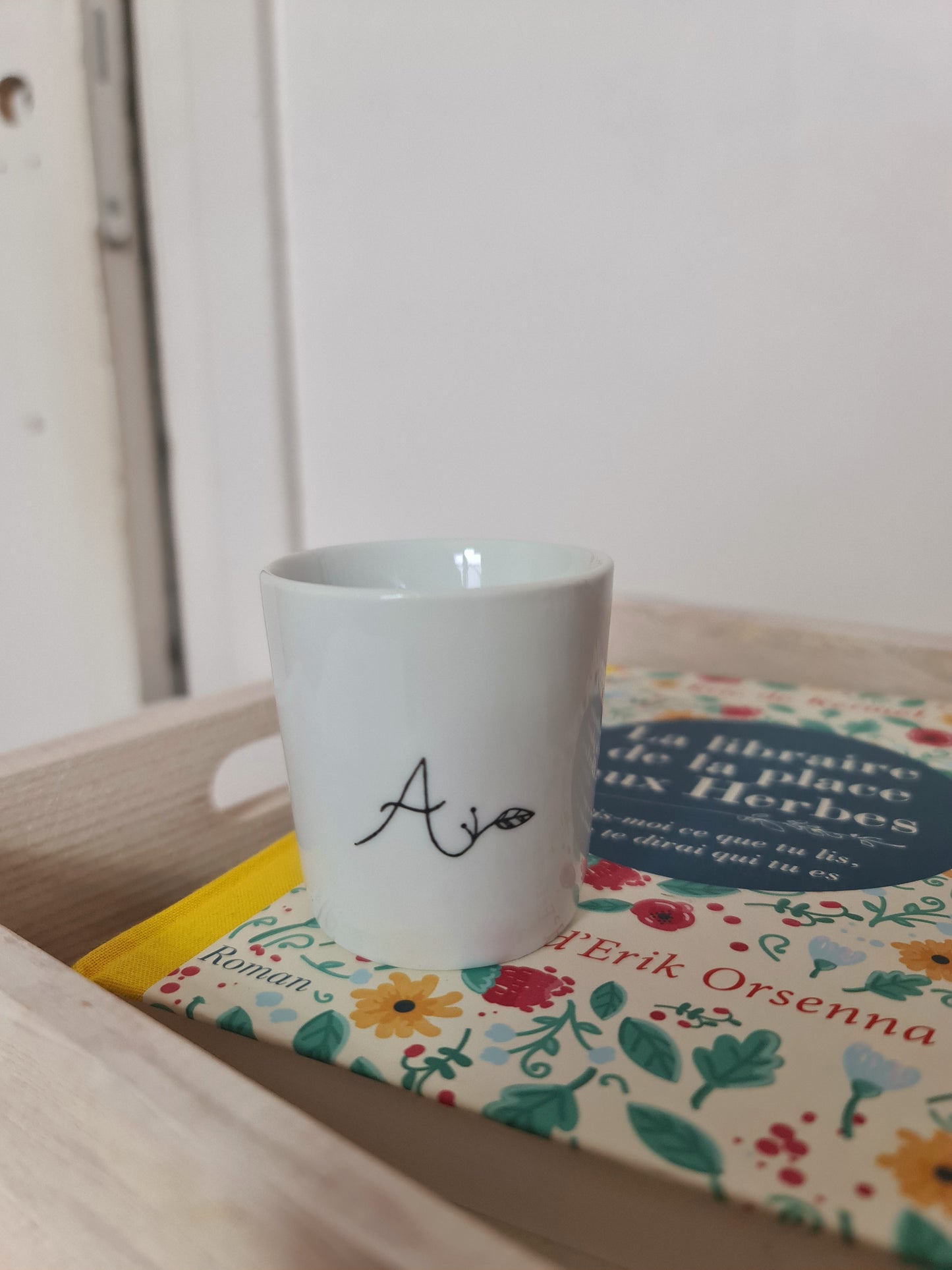 Tasse à expresso en porcelaine - décor Initiale "A" feuillage peint à la main