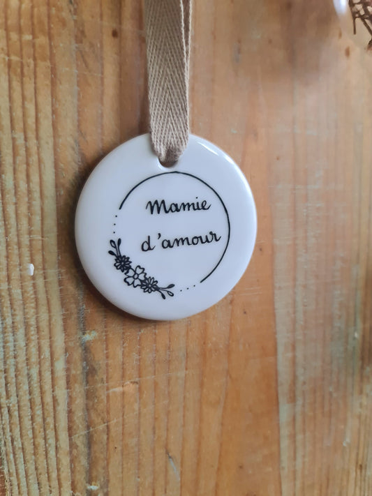 Médaillon rond en porcelaine - décor Couronne de fleurs Mamie d'amour peint à la main