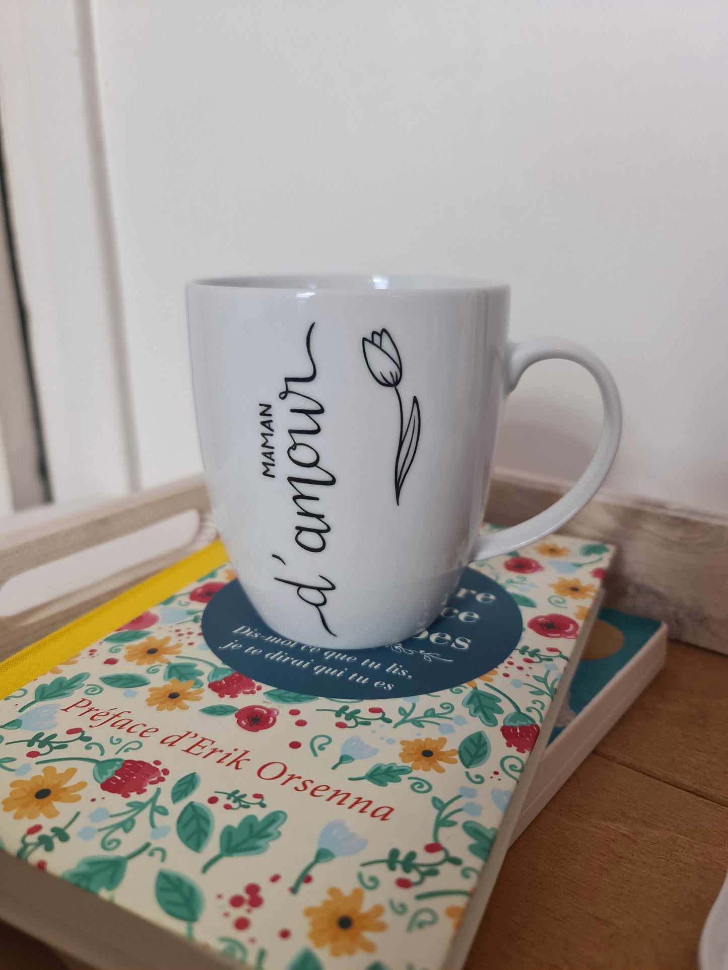 Mug boule en porcelaine - décor tulipe "Maman d'amour" peint à la main