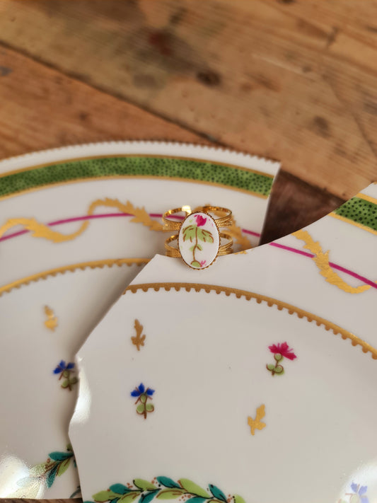 Bague large en Acier inoxydable doré - décorée à partir de vaisselle - Fleurs roses