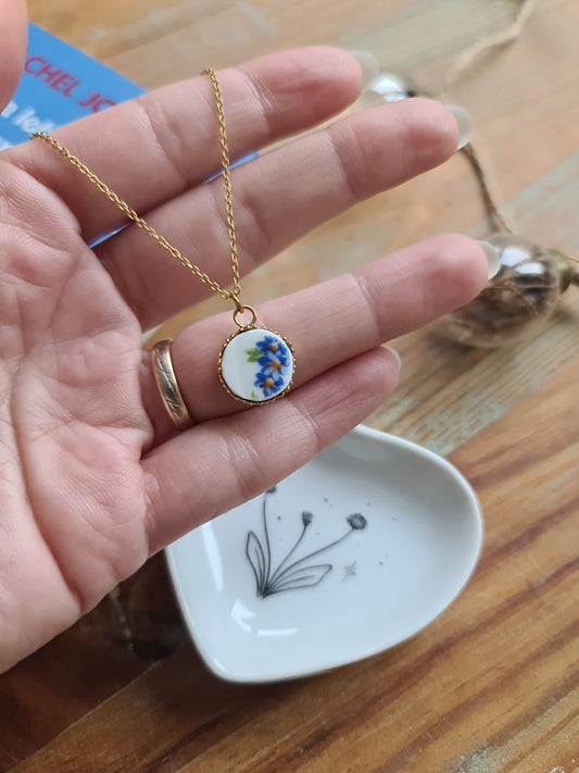 Collier rond couronne en acier inoxydable doré - décoré avec un morceau de vaisselle surcyclé - Fleurs bleues