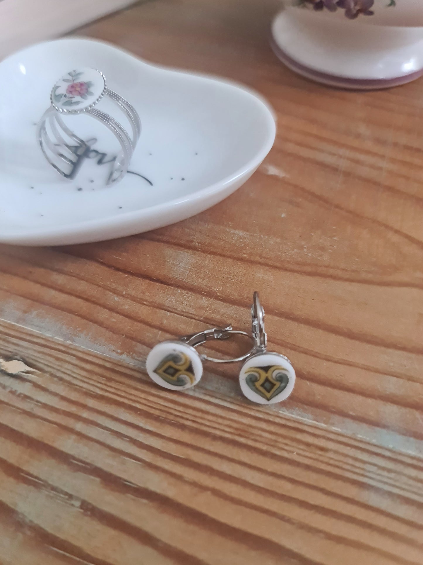 Boucles d'oreilles dormeuses en acier inoxydable - décorées avec un morceau de vaisselle surcyclé - Arabesques