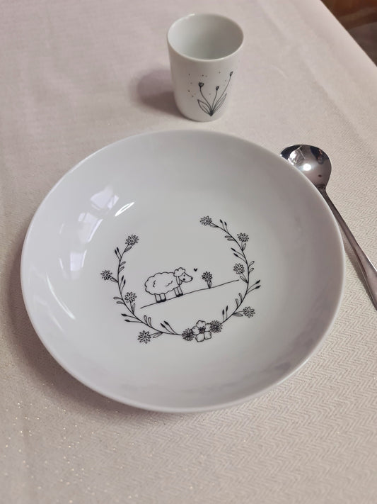 Assiette creuse en porcelaine - décor Petit mouton peint à la main