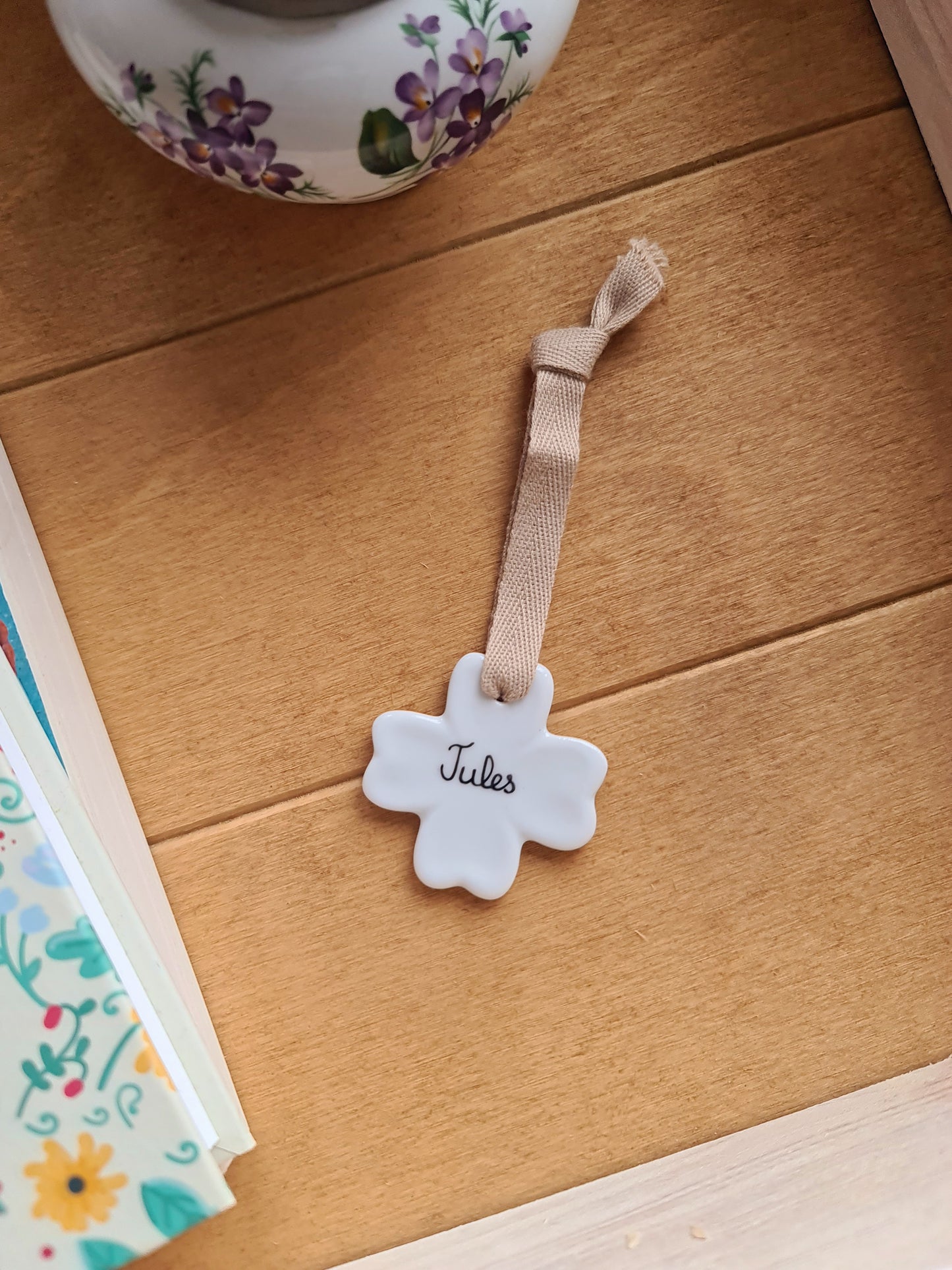 Médaillon trèfle en porcelaine - décor Prénom Jules peint à la main