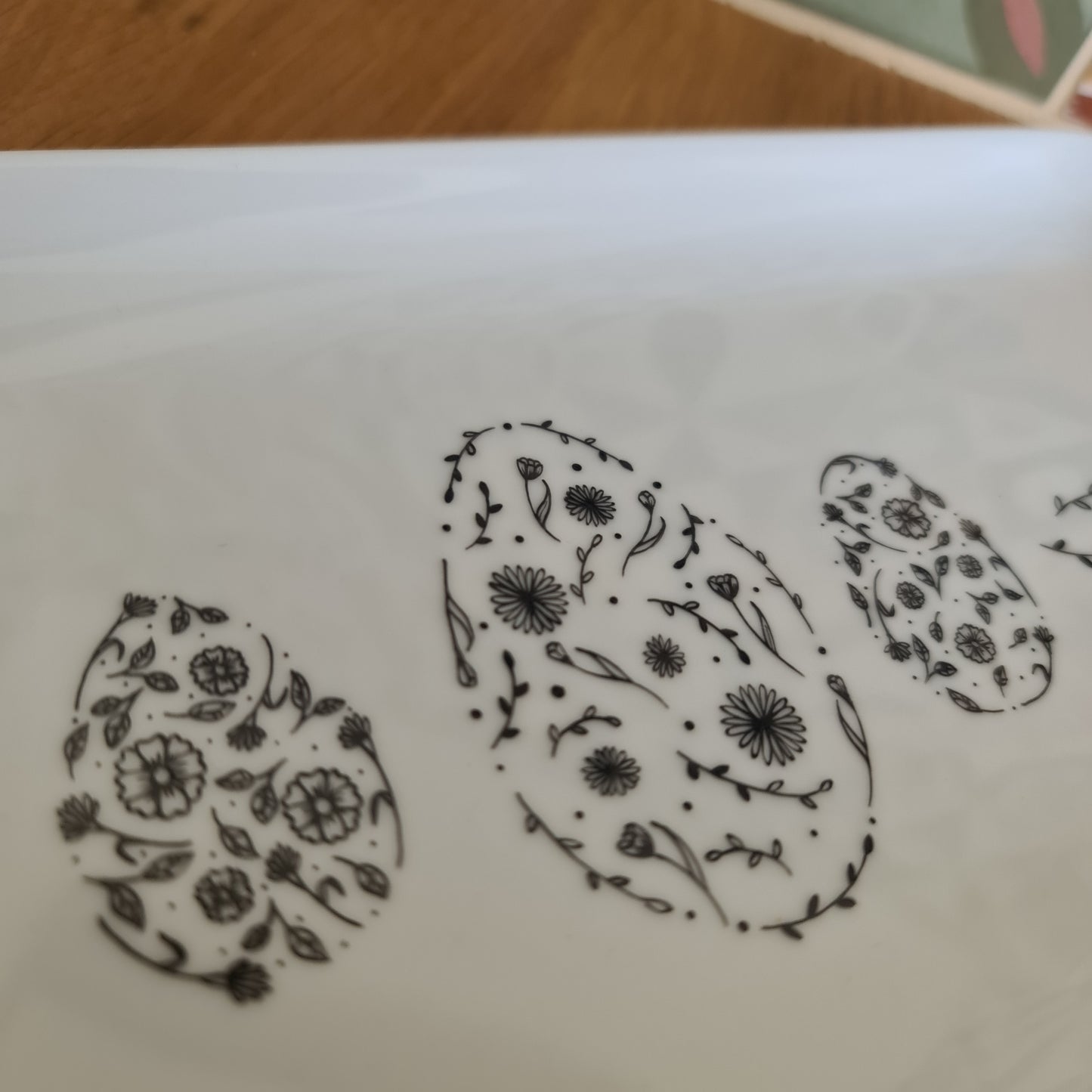 Plat cake en porcelaine - décor œufs fleuris peints à la main