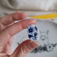 Pin's en Fer rhodié - décoré à partir de vaisselle - Forme ovale - Fleur bleue