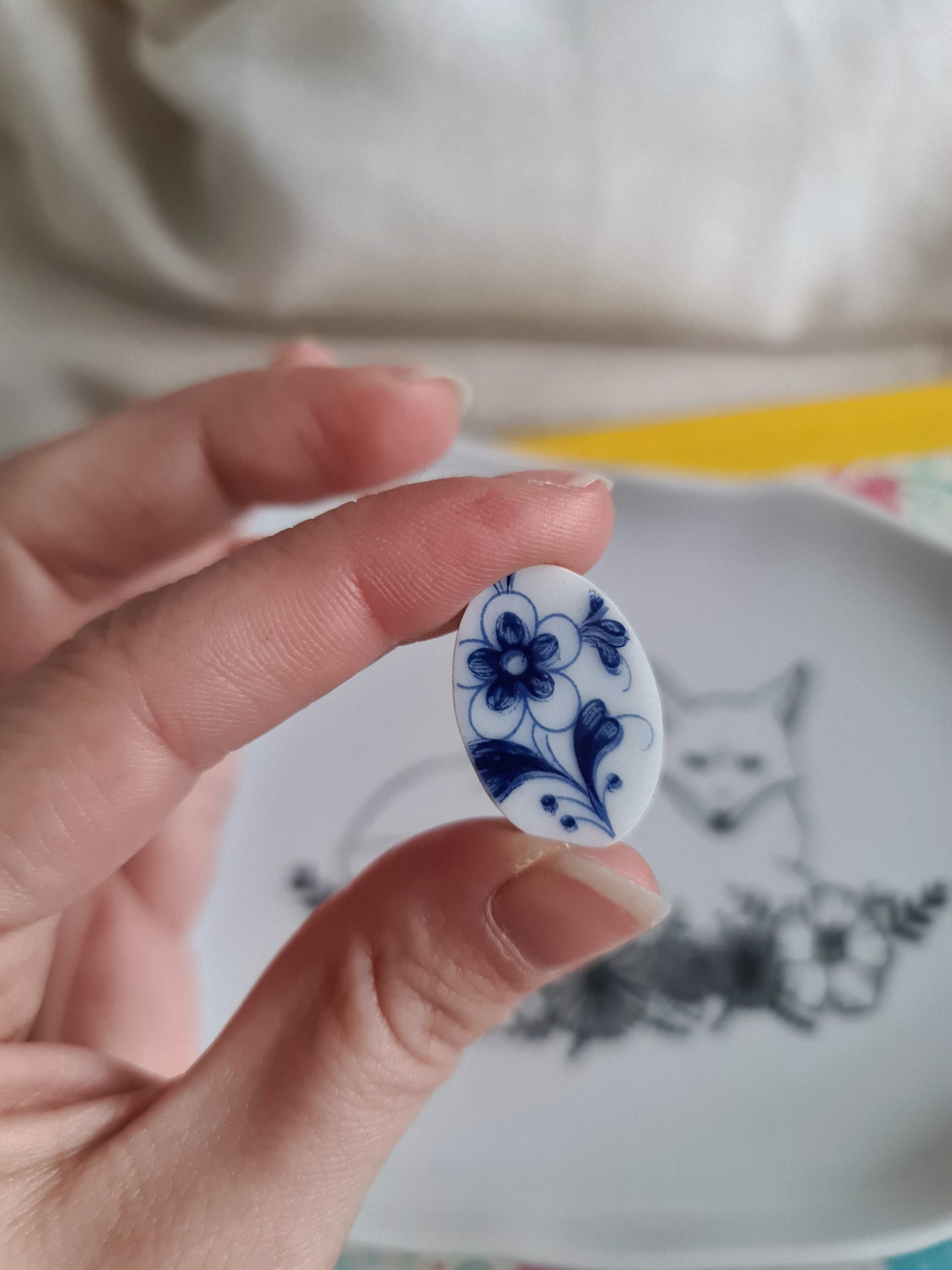Pin's en Fer rhodié - décoré à partir de vaisselle - Forme ovale - Fleur bleue