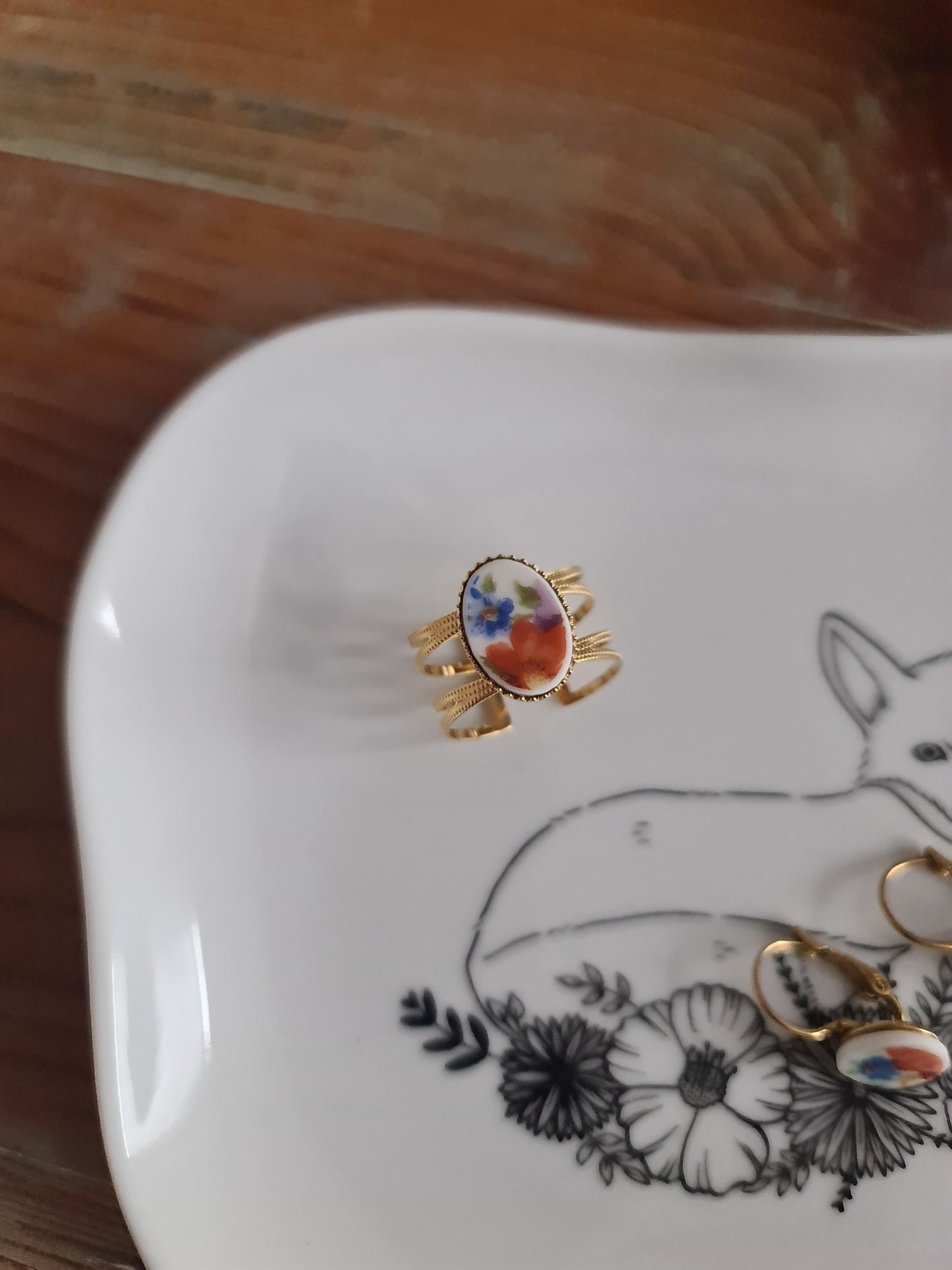 Bague large en Acier inoxydable doré - décorée à partir de vaisselle - Bouquet de fleurs