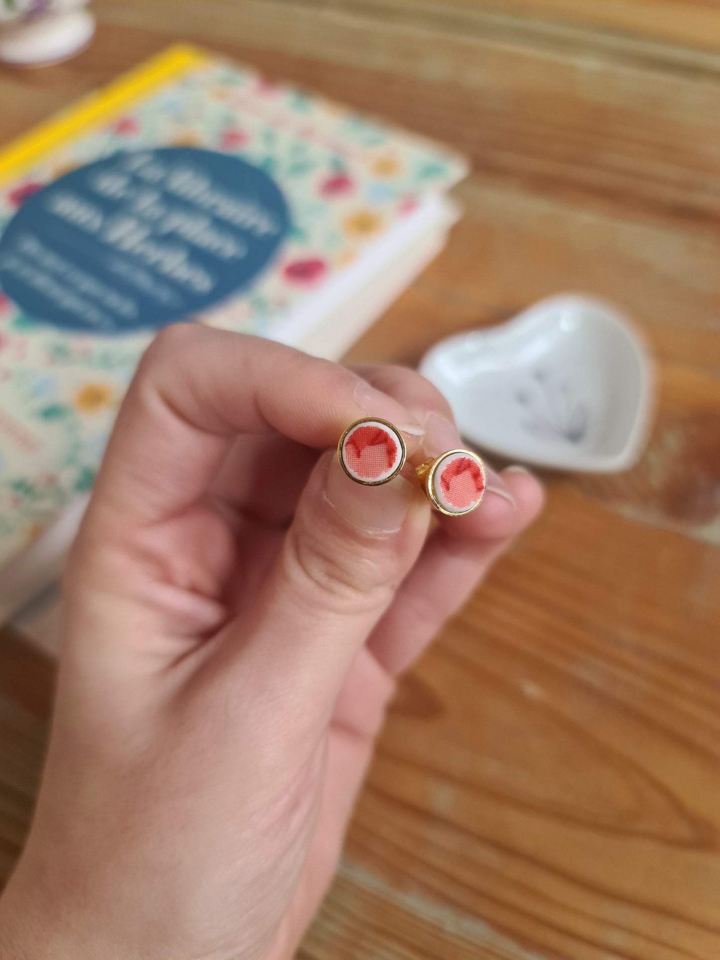 Boucles d'oreilles puce en laiton doré à l'or fin - décorées avec un morceau de vaisselle surcyclé - Feuilles rouges