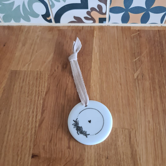 Médaillon rond en porcelaine - décor Couronne de fleurs cœur peint à la main