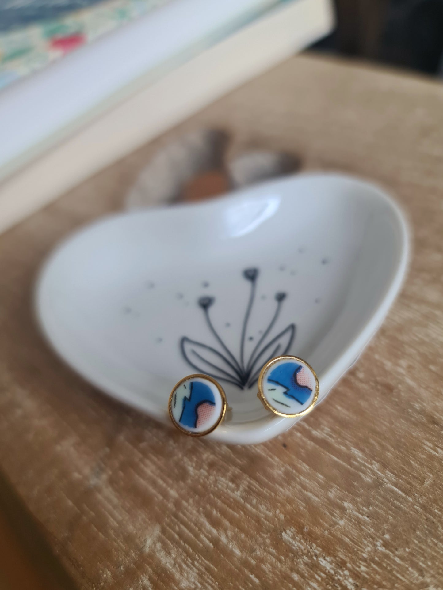 Boucles d'oreilles puce en laiton doré à l'or fin - décorées avec un morceau de vaisselle surcyclé - Fond turquoise Feuille verte