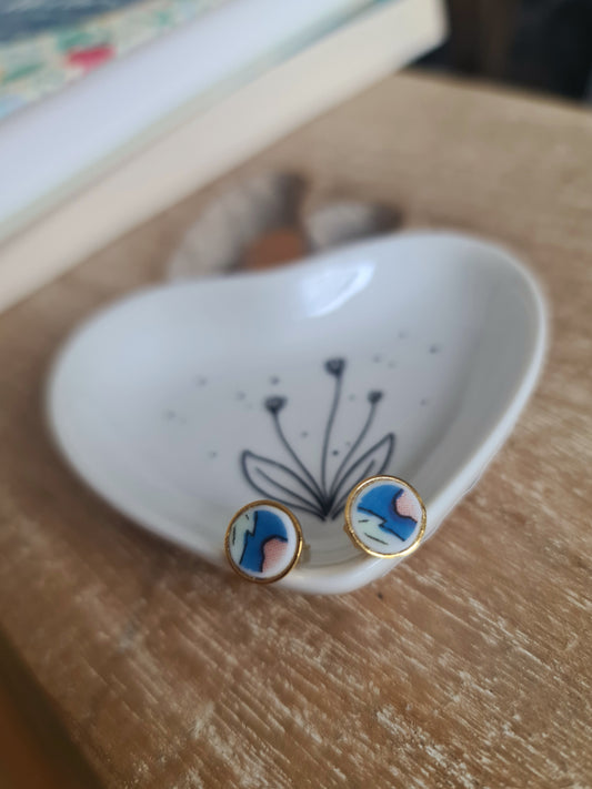 Boucles d'oreilles puce en laiton doré à l'or fin - décorées avec un morceau de vaisselle surcyclé - Fond turquoise Feuille verte