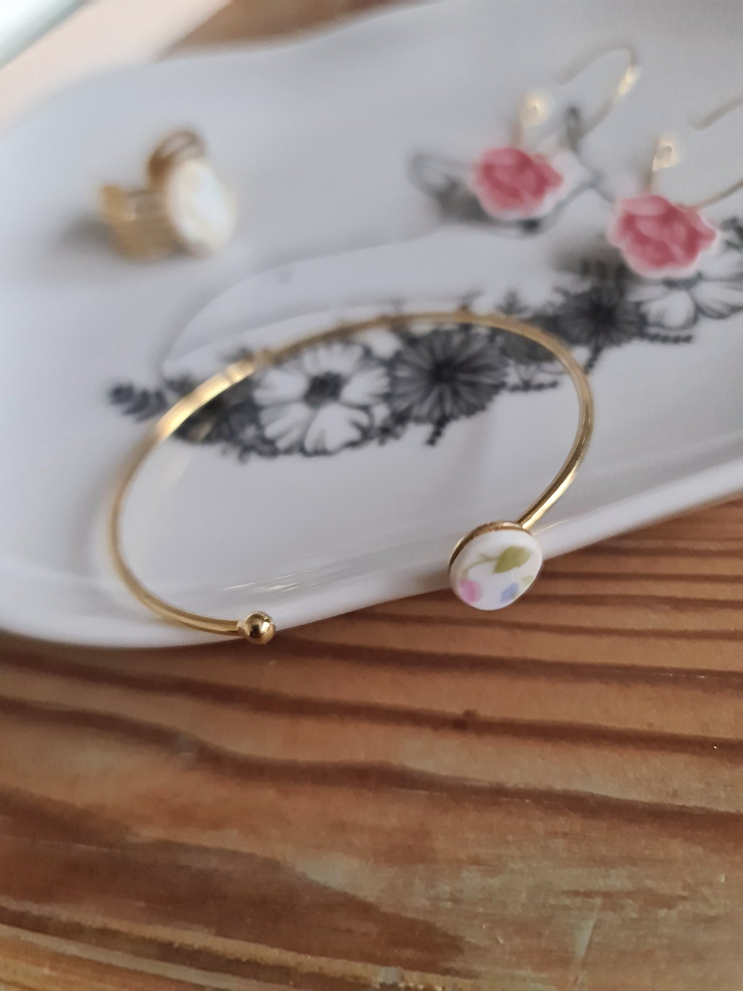 Bracelet jonc simple en Laiton doré à l'Or Fin - décoré à partir de vaisselle - Fleur rose et bleue