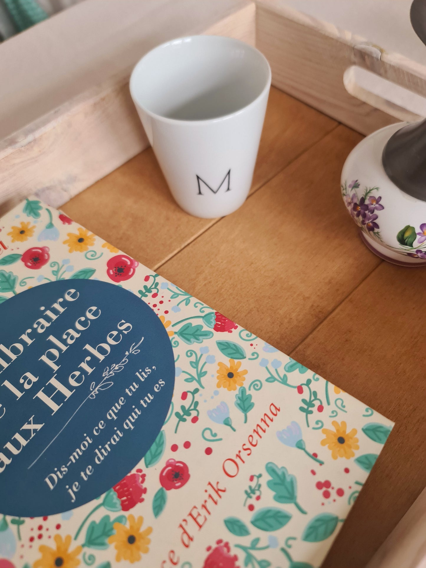 Gobelet en porcelaine - décor "M comme ... Merveilleuse" peint à la main