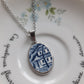 Collier ovale en acier inoxydable - décoré avec un morceau de vaisselle surcyclé - Maison bleue