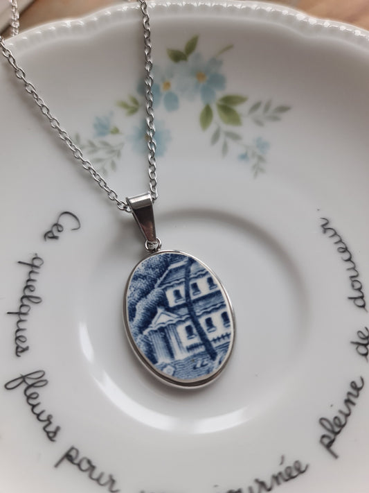 Collier ovale en acier inoxydable - décoré avec un morceau de vaisselle surcyclé - Maison bleue