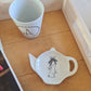 Repose sachet de thé en porcelaine - décor lapin feuillage peint à la main