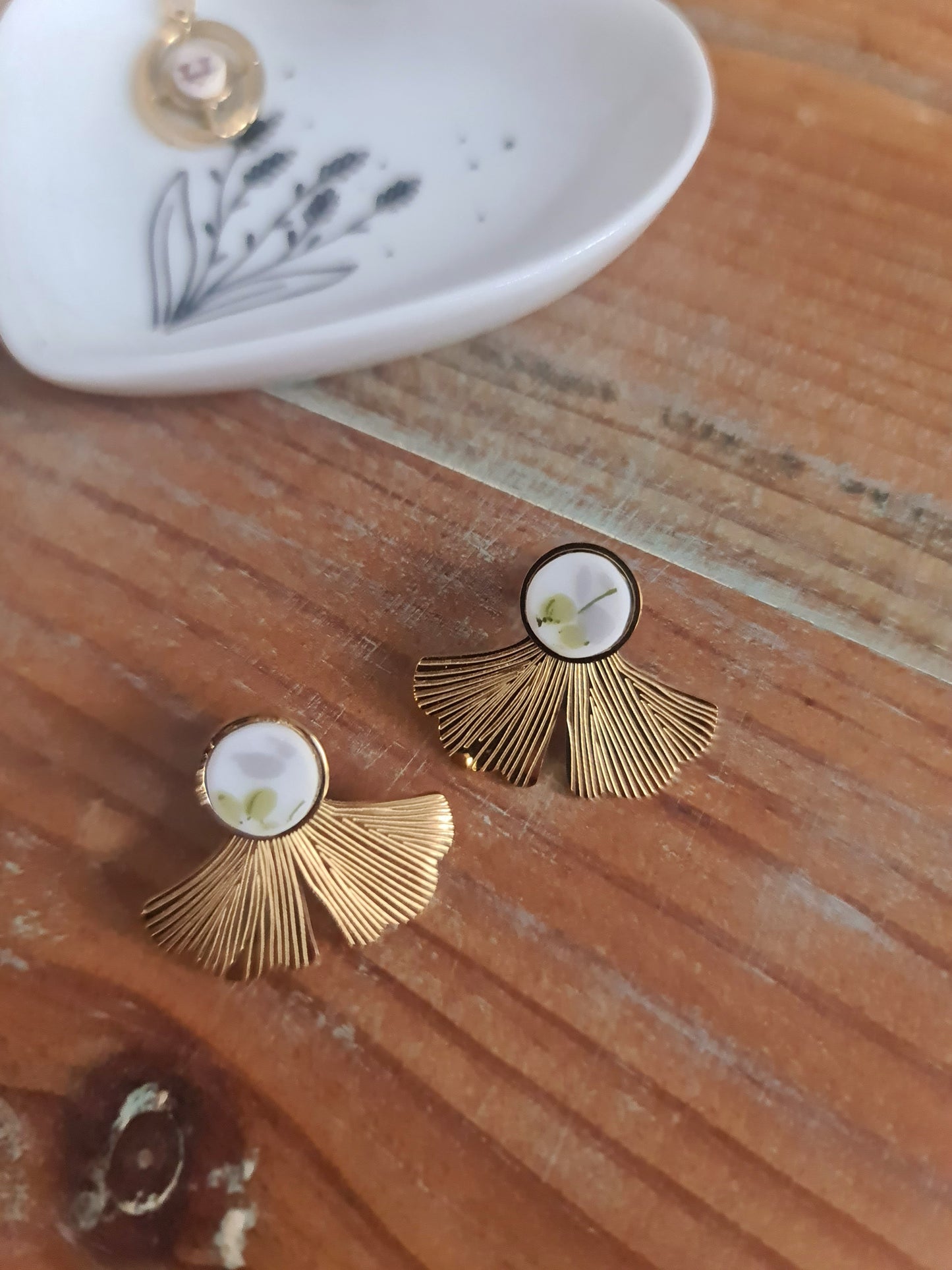 Boucles d'oreilles ginkgo en acier inoxydable doré - décorées avec un morceau de vaisselle surcyclé - Fleurs vertes