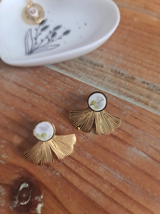 Boucles d'oreilles ginkgo en acier inoxydable doré - décorées avec un morceau de vaisselle surcyclé - Fleurs vertes