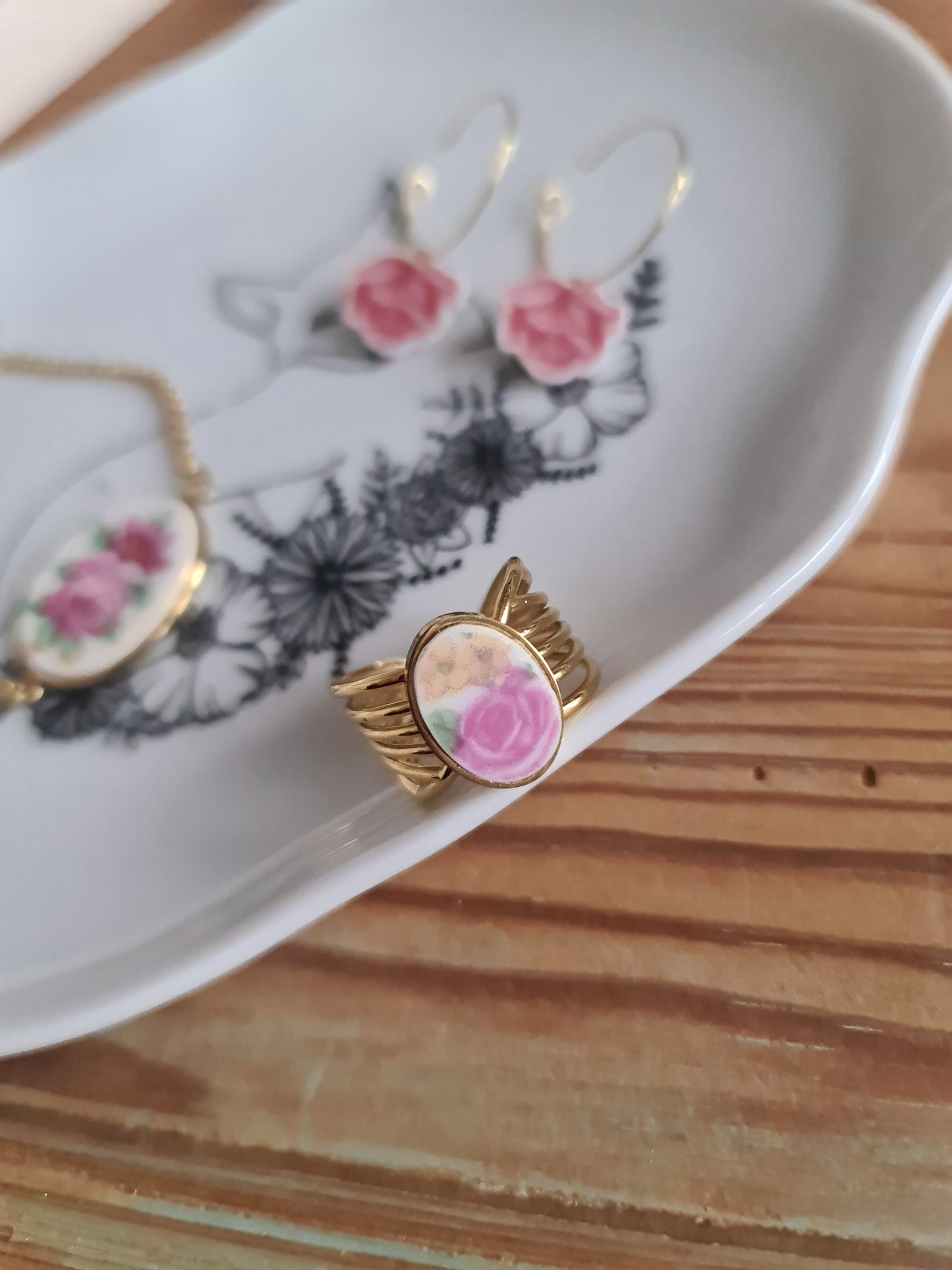 Bague nœud en Acier inoxydable doré - décorée à partir de vaisselle - Rose et petites fleurs jaunes