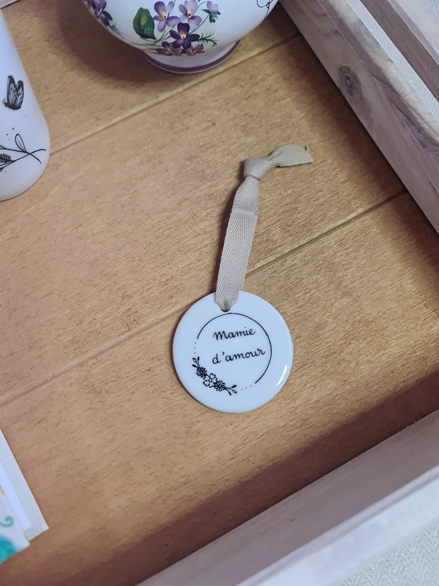 Médaillon rond en porcelaine - décor Couronne de fleurs Mamie d'amour peint à la main
