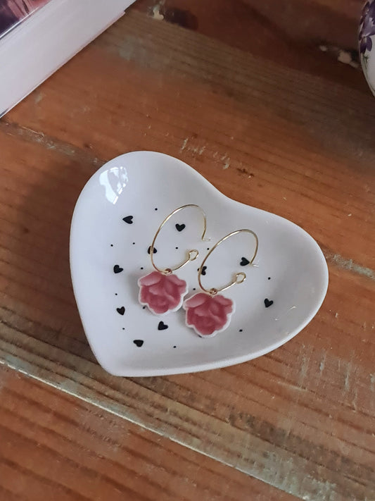 Boucles d'oreilles créoles en acier inoxydable doré - décorées avec un morceau de vaisselle surcyclé - Forme fleur - Grandes roses