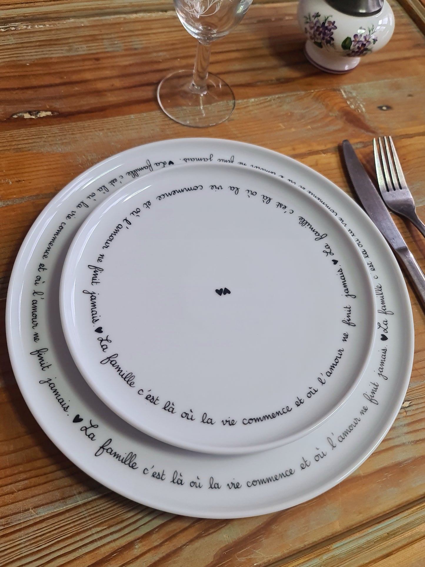 Assiette/Plat en porcelaine - décor Phrase "La famille c'est là où la vie commence et où l'amour ne finit jamais" cœurs peint à la main (Copie)