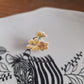 Pin's en Laiton Doré à l'Or Fin - décoré à partir de vaisselle - Forme fleur - Bouquet fleurs jaunes