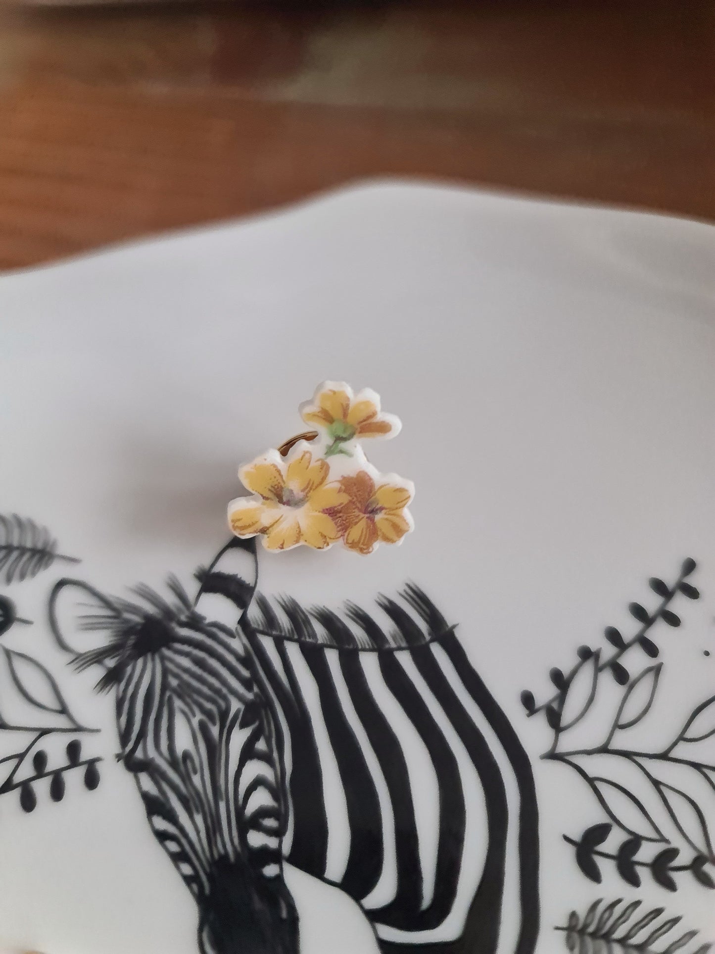 Pin's en Laiton Doré à l'Or Fin - décoré à partir de vaisselle - Forme fleur - Bouquet fleurs jaunes