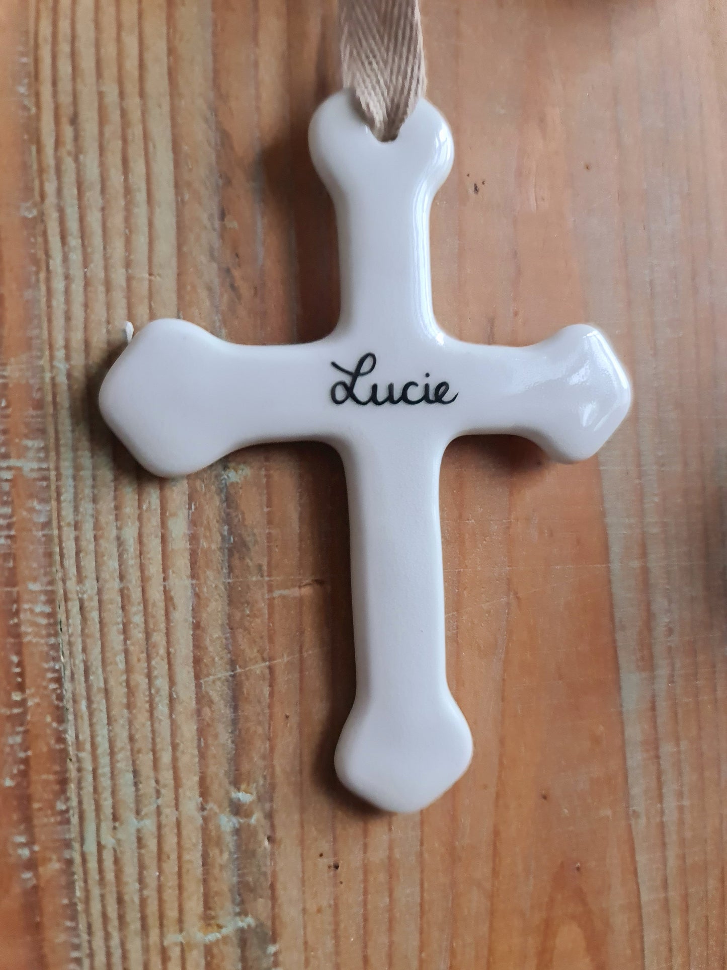 Croix en porcelaine - Grand modèle - décor Prénom Lucie peint à la main