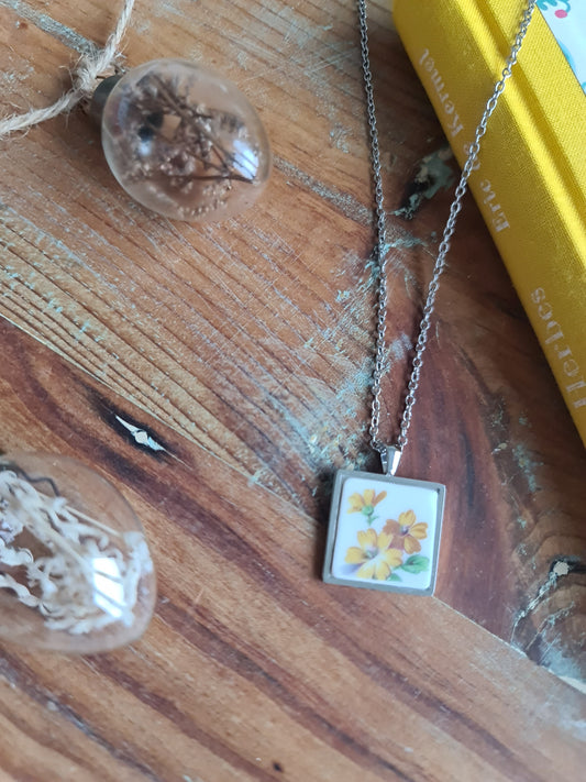 Collier carré en acier inoxydable - décoré avec un morceau de vaisselle surcyclé - Fleurs jaunes