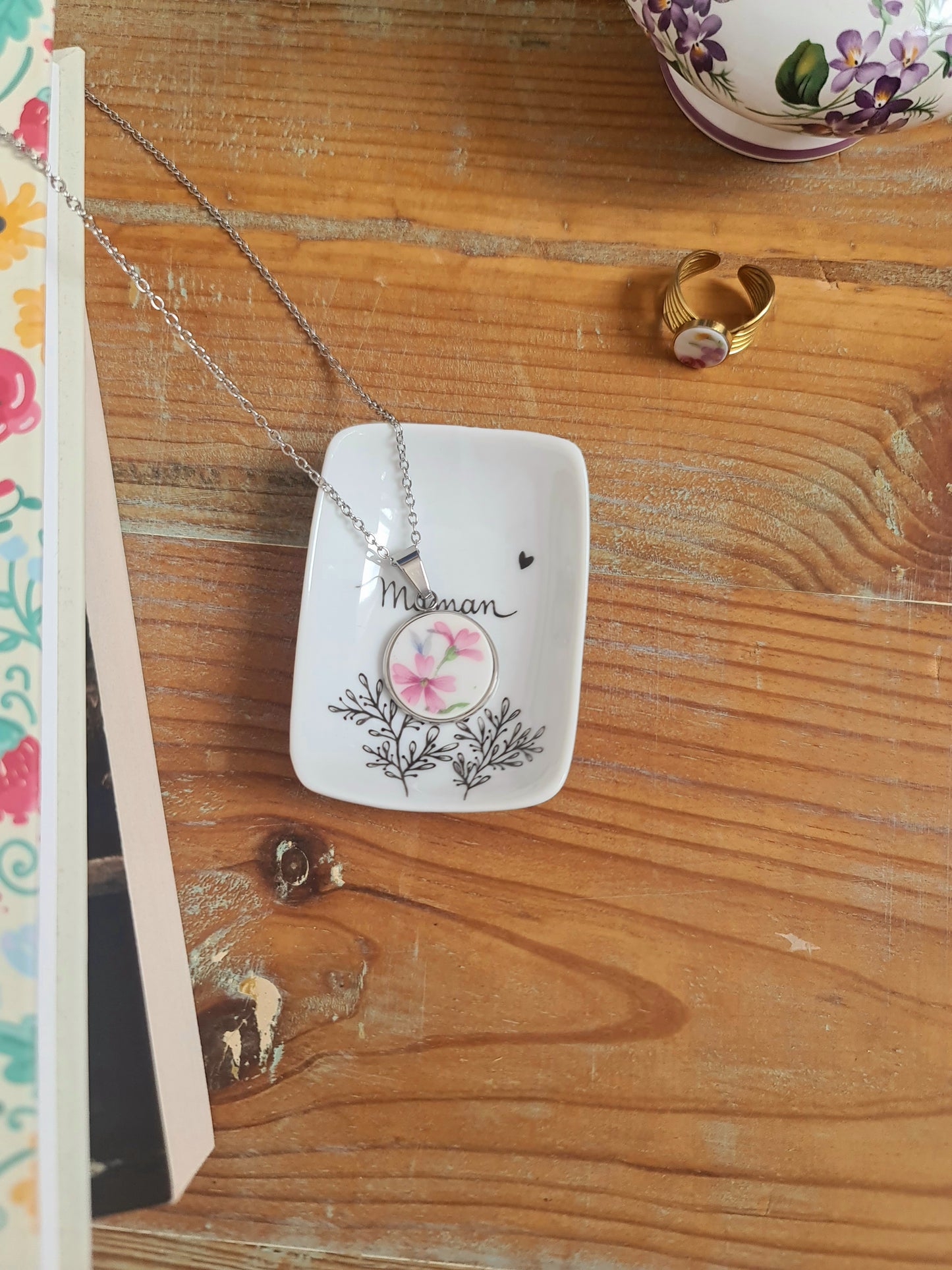 Coupelle à bijoux rectangle en porcelaine - décor "Maman" Feuillage peint à la main