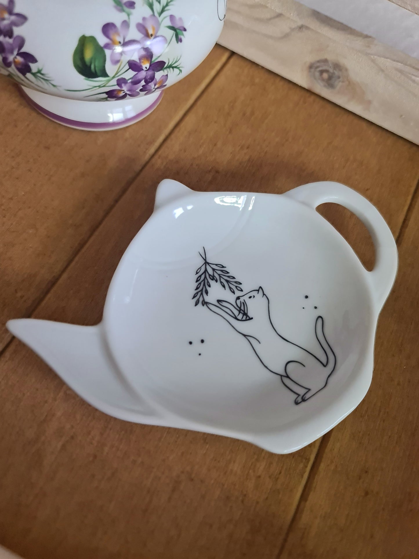 Repose sachet de thé en porcelaine - décor chat feuillage peint à la main