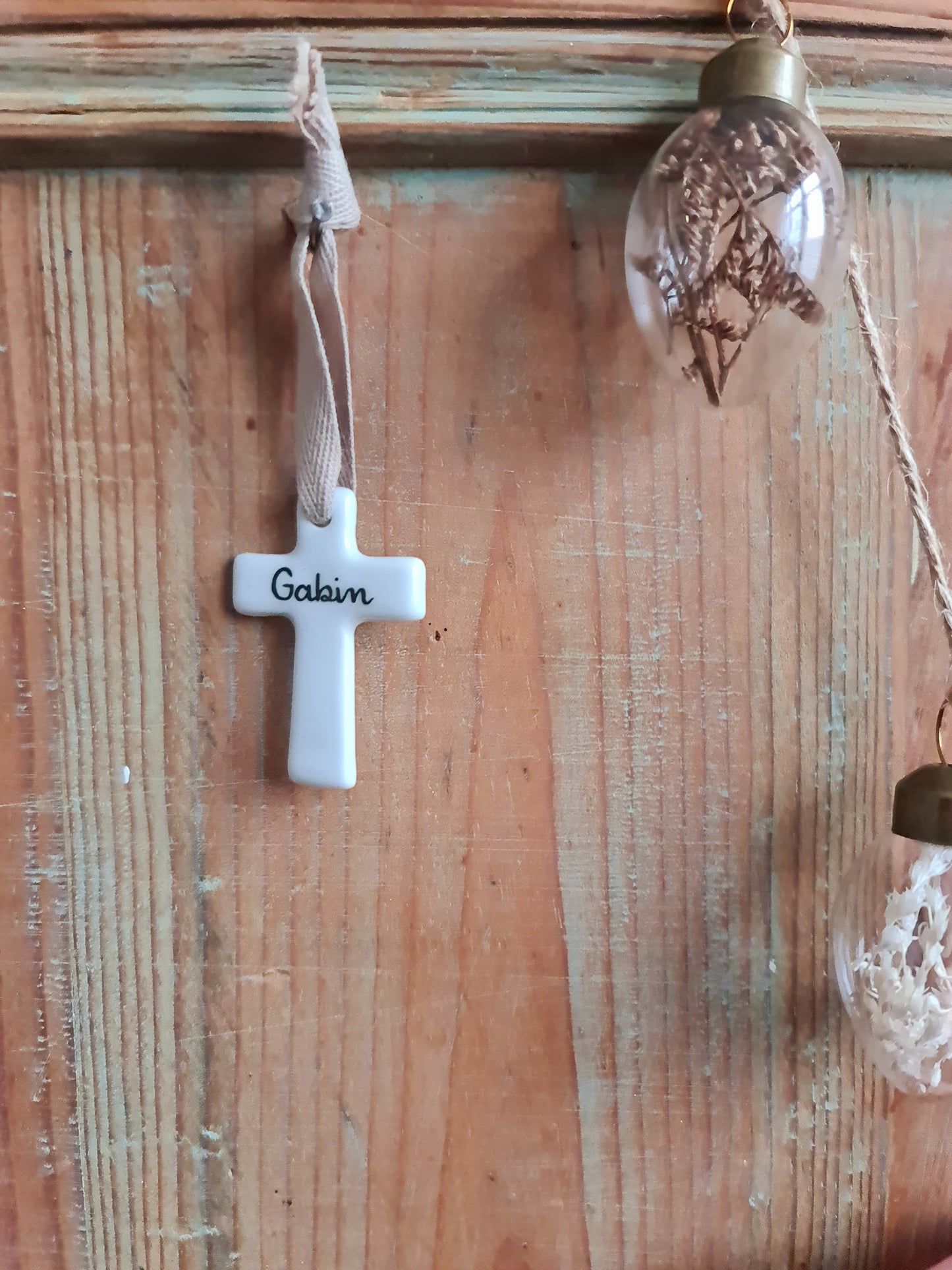 Croix en porcelaine - Petit modèle - décor Prénom Gabin peint à la main
