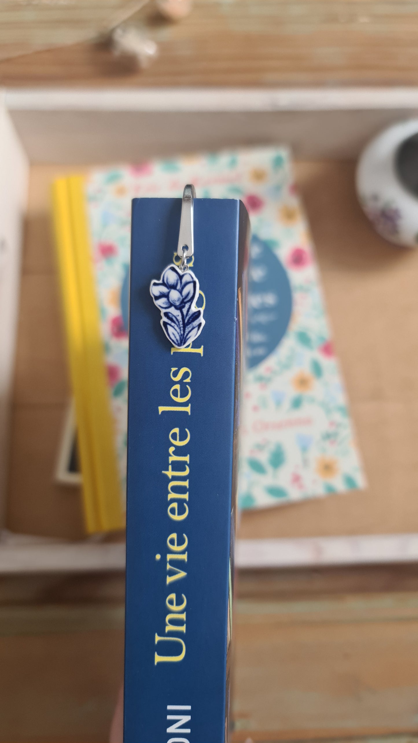 Marque-page argenté - Grand modèle - décoré d'un morceau de vaisselle - Fleur bleue