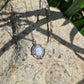Collier ovale boule en acier inoxydable - décoré avec un morceau de vaisselle - Fleur bleue