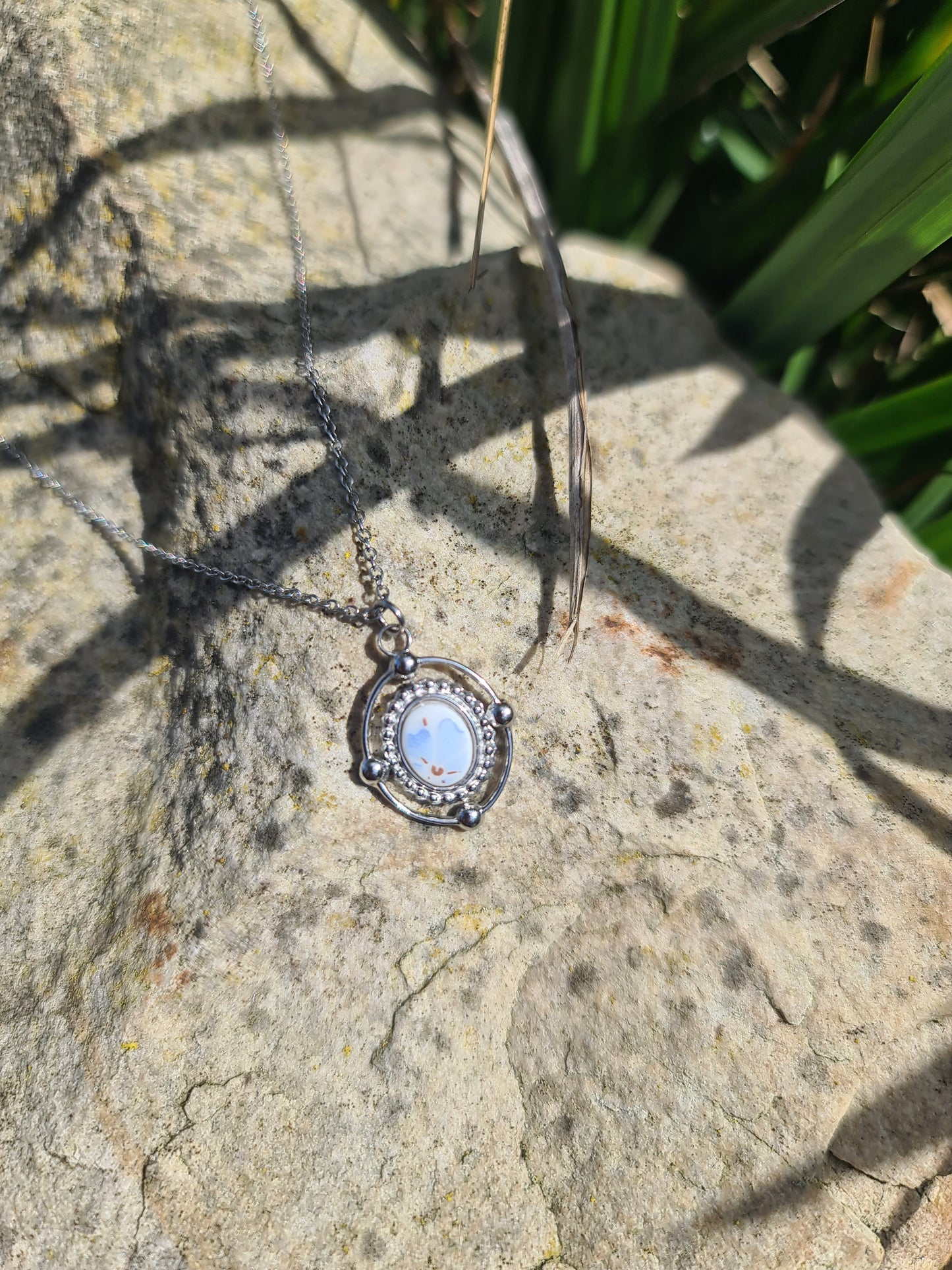 Collier ovale boule en acier inoxydable - décoré avec un morceau de vaisselle - Fleur bleue