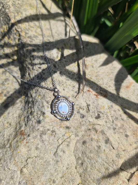 Collier ovale boule en acier inoxydable - décoré avec un morceau de vaisselle - Fleur bleue