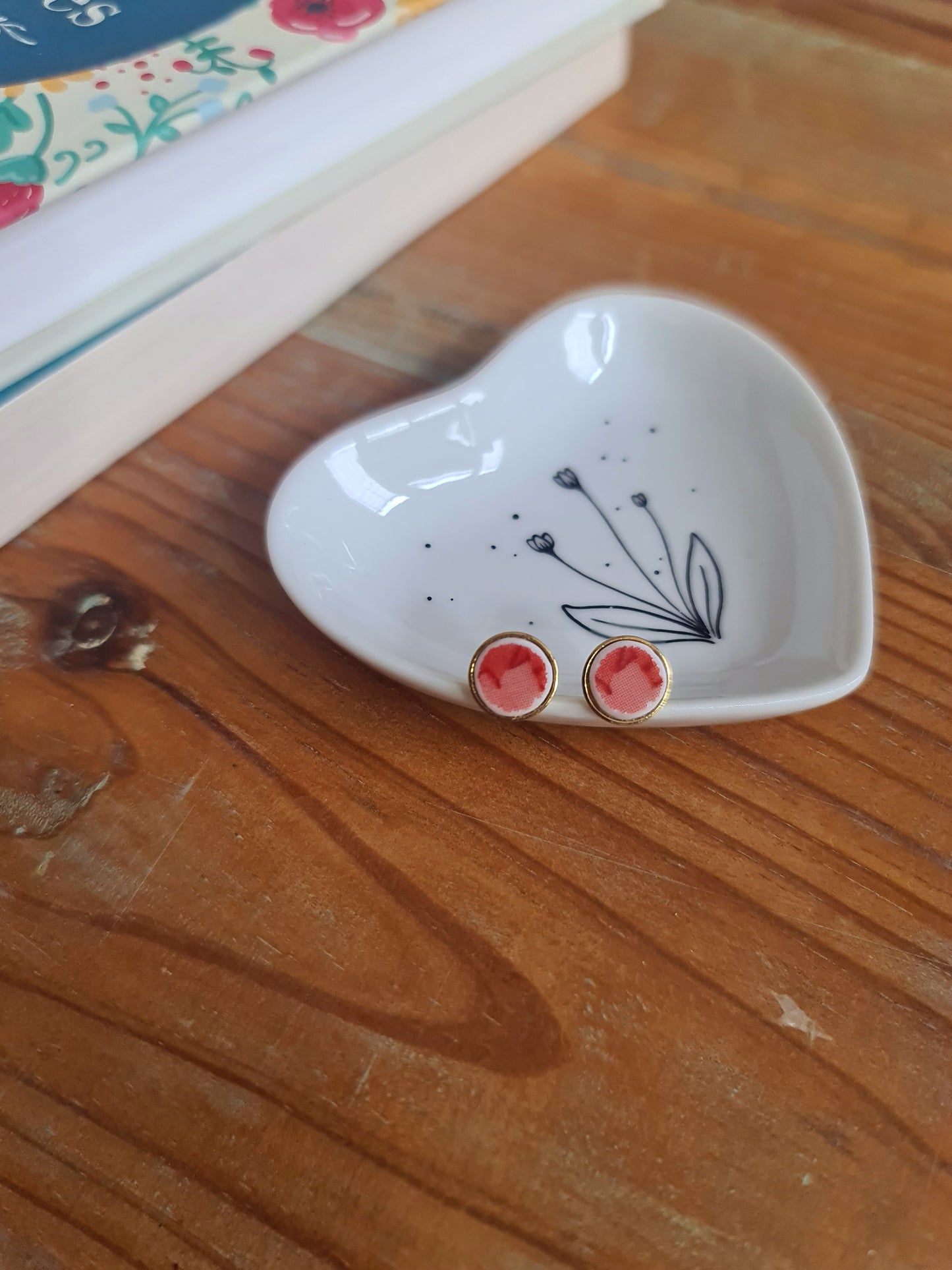 Boucles d'oreilles puce en laiton doré à l'or fin - décorées avec un morceau de vaisselle surcyclé - Feuilles rouges